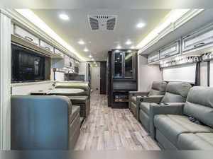 รถ SUV ครอบครัวราคาประหยัด ปี 2021 รุ่น XL 36C มาตรฐานไอเสียยูโร 4 รองรับผู้โดยสาร 4-6 คน สีขาว เครื่องยนต์ 4.5 ลิตร เกียร์อัตโนมัติ หลังคาพาโนรามา - Product Image 3