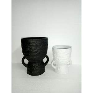 Ensemble de vases en métal noir mat et blanc de luxe, vente en gros, pots à fleurs en argile texturés à la main, vases décoratifs pour la maison et la décoration de mariage - Product Image 1