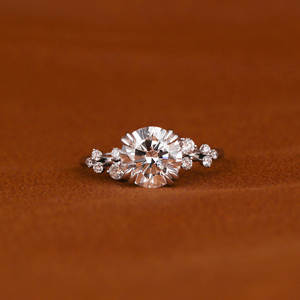 Anillo de propuesta de diseño Floral de moda para mujer, chapado en oro macizo de 18KT con corte redondo, Diamante cultivado en laboratorio, anillo lujoso certificado IGI - Product Image 1