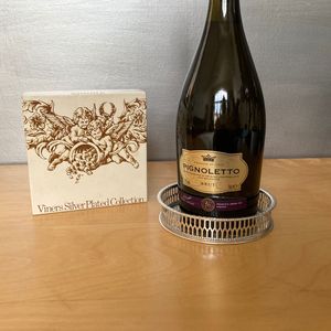 Elegante posavasos metálico para botellas de vino que mejora la experiencia de servir vino mientras mantiene las mesas limpias, secas y ordenadas. - Product Image 1