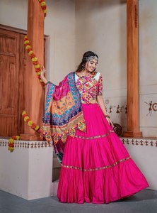 Nuptiale portant travail lourd spécial Zari travail et séquence de fil travail vêtements de mariage chnaiya choli - Product Image 4