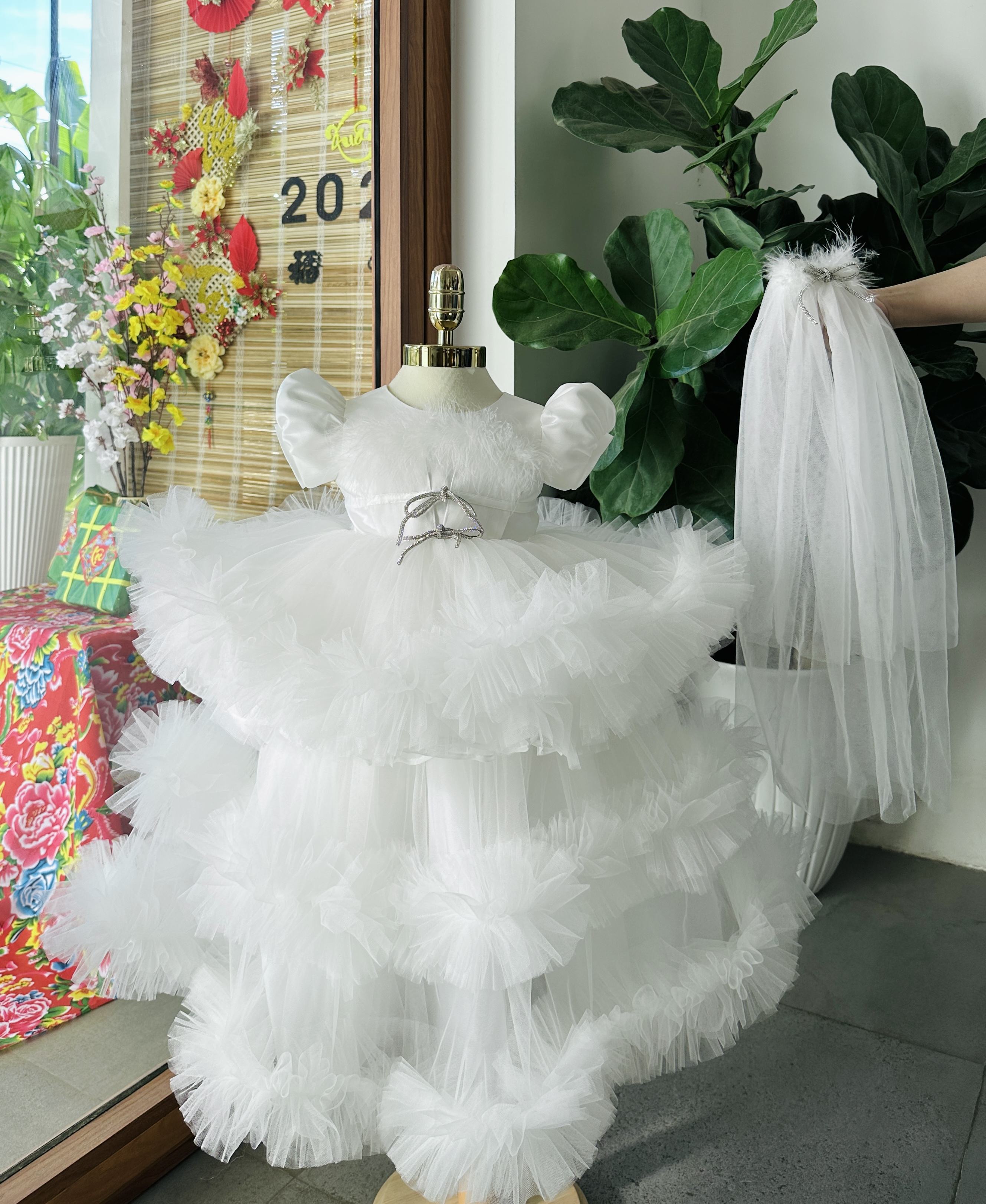 เสื้อท่อนบนผ้าซาตินสีขาว