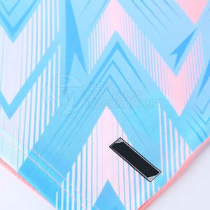 Kit de fútbol de equipo con camiseta y pantalones cortos con logotipo personalizado para clubes profesionales y aficionados Conjunto de camiseta de fútbol ligero - Product Image 5