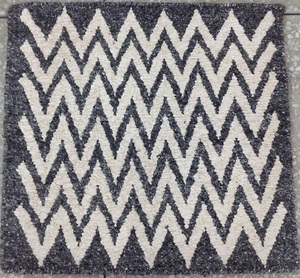 Alfombra moderna de lana Sumac anudada a mano gris oscuro y crema Chevron Zig-Zag alfombra hecha de algodón - Product Image 2