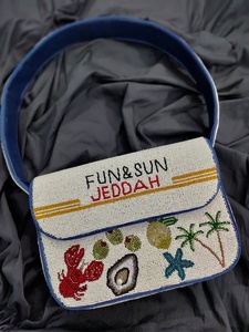 Sac bandoulière fait main avec chaîne, style mode écologique, design personnalisé sur le thème de la plage de Jeddah, bouton fleur en perles - Product Image 4