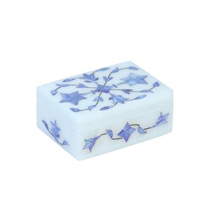 Boîte à bijoux en marbre Stonecrafts International avec travail en nacre, design carré, provenant de l'Uttar Pradesh - Product Image 1