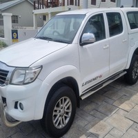 Toyota Hilux 2.7 Double Cab Raider Legend 45 d'occasion 2015, conduite à droite, boîte manuelle, traction avant, intérieur cuir foncé, régulateur de vitesse adaptatif, pneus R19, feux LED, 8 airbags