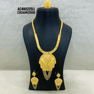 Nouveau design de colliers plaqués or Ensemble de bijoux de mode pour les mariages et toutes les occasions en ligne un gramme de bijoux de tous types - Product Image 1