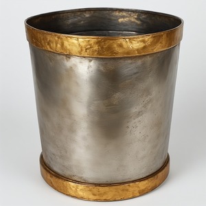 Elegante maceta de metal de dos tonos con líneas elegantes y marco sólido diseñado para hogares contemporáneos y espacios exteriores elegantes - Product Image 5