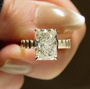 Anillo de Compromiso de Oro Amarillo de 14K con Diamante Cultivado en Laboratorio de Corte Radiante de 3.50 Ct, Anillo de Boda Nupcial con Banda Ancha y Gruesa de Corte Radiante CVD de 14K - Product Image 1