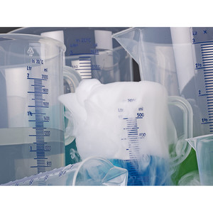Béchers gradués en verre avec poignée, bleus, gradués de 50 à 3000 ml, pour le transfert de produits chimiques et d'huiles, par Burkle GmbH - Product Image 3