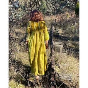 Vestido Jamdani Ikat Green Meadow, Elegante, Casual, para Club, Talla XS, Cintura Imperio, Transpirable, Largo hasta la Rodilla, Cierre Personalizado, ODM - Product Image 1