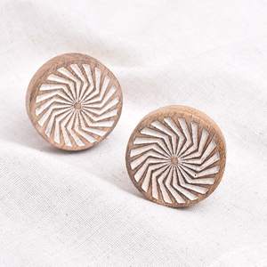 Boutons décoratifs en bois rustique avec un design artisanal, poignées de tiroir de placard pour meubles - Product Image 5