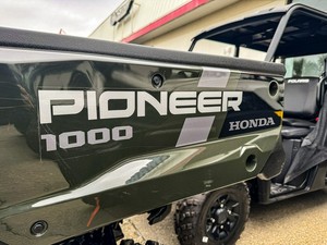 Nuevos Vehículos Honda Pioneer 1000-6 Crew Deluxe 2026 - Product Image 2