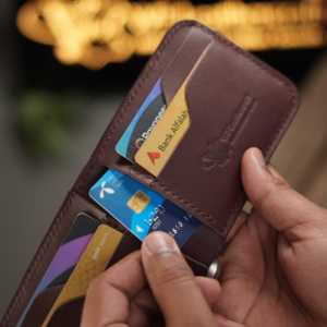 กระเป๋าสตางค์แบบพับสองตอน รุ่น No.55 Slim Classic แบบเย็บเต็มใบ สีเบอร์กันดี ทำจากหนังฟูลเกรนเวจแทน - Product Image 1