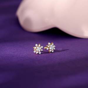 Elegantes Pendientes de Oro con Diamantes en Forma de Petunia - Product Image 3