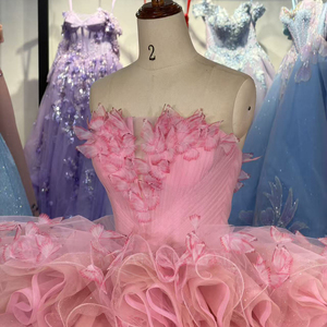 Vestido de Quinceañera/Fiesta de Gala Rosa sin Tirantes con Volantes, Cola Capilla, Cintura Natural y Aplicaciones, Estilo Princesa 6982 - Product Image 5