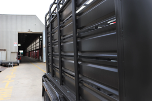 Oferta de descuento: Nuevo diseño original de semirremolque con paredes laterales de acero para ganado y caballos, con eje y neumáticos 12R22.5, capacidad de carga de 1400 kg. - Product Image 4