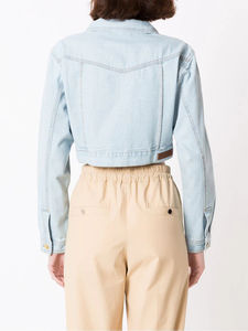 Veste en jean bleu clair à manches longues avec boutons dorés, taille XL, poches poitrine et détails de couture, pour un style décontracté et streetwear. - Product Image 6