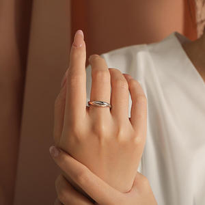 แหวน Jeulia Two-Tone Twist Star-แหวนเปิดดีไซน์ทันสมัยทำจากสแตนเลสสตีลชุบทอง 18K - Product Image 4