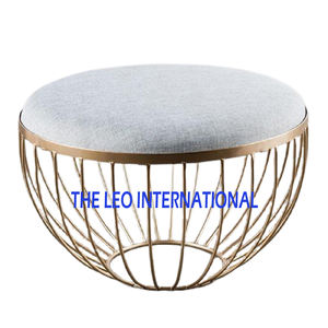 Taburete Otomano con Estructura de Metal Dorado y Cojín Acolchado, Mesa de Centro, Mueble Cómodo para Decoración de Villa - Product Image 1