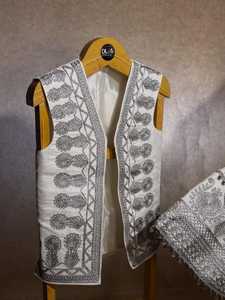 Venta caliente diseño único bordado hecho a mano estilo afgano vestidos Vintage mujeres 2025 ropa de fiesta a juego hombres chaleco - Product Image 4