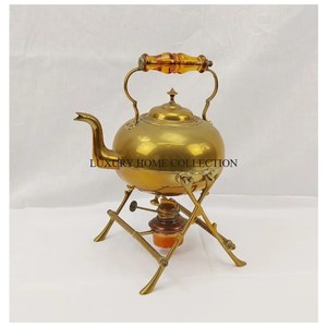 Tetera única de latón vintage con superficie pulida y un intrincado diseño hecho a mano para una lujosa ceremonia del té. - Product Image 3