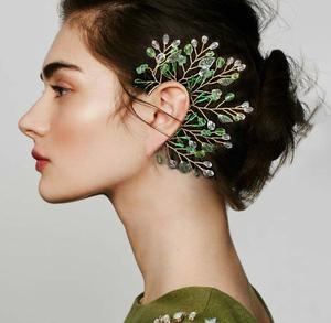 Boucles d'oreilles clous en laiton plaqué or de qualité supérieure, avec pierres modernes, idéales pour les mariages et soirées, collections pour femmes et jeunes filles - Product Image 1