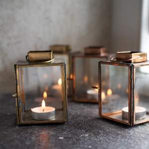 Lanterne en laiton avec un design intemporel adapté pour améliorer l'affichage de table de décoration intérieure ou suspendre des luminaires suspendus - Product Image 1