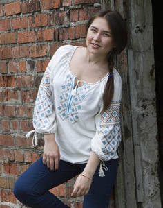 Chemisier blanc ukrainien de créateur le plus vendu avec une longue robe brodée d'oiseaux bleus décorée de tendres - Product Image 4