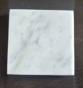 Juego de 4 Posavasos de Mármol Bianco Carrara Blanco Crema con Detalles en Gris Azulado - Product Image 1