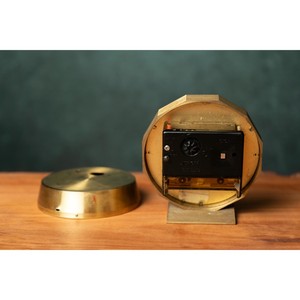 Reloj de mesa de metal dorado bien hecho, fácil de mover, lo que lo convierte en un accesorio de decoración flexible para decoración de temporada. - Product Image 4