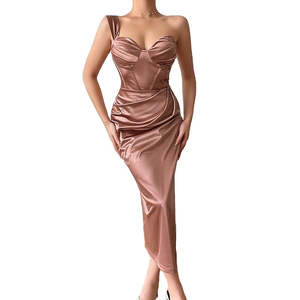 Robe moulante en satin avec fente haute et taille naturelle - Product Image 6