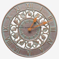 Horloges murales vintage en résine avec des accents dorés classiques et un mouvement de balayage silencieux idéal pour les espaces de vie traditionnels