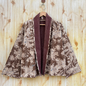 Kimono matelassé à motif floral noir Kantha cousu à la main de fabrication indienne avant ouvert conception coton rempli veste manteau respirant - Product Image 1