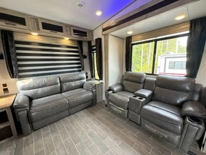 Used 2021 F-o-r-e-s-t R-i-v-e-r A-r-c-t-i-c W-o-l-f 3550S-U-I-T-E Caravan RV Trailer 4x4 Travel - Product Image 4