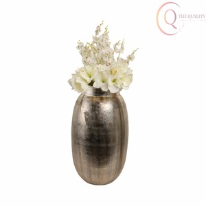 แจกันโลหะงานฝีมือสุดหรูพร้อมการตกแต่งระดับพรีเมียม เหมาะสำหรับตกแต่งบ้าน จัดแต่งห้องนั่งเล่น และโต๊ะทำงาน - Product Image 1