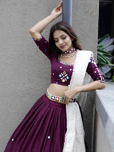 Nouvelle Collection de vêtements ethniques de travail manuel miroir pour femmes, Lehanga Choli du fournisseur et de l'exportation indiens - Product Image 4