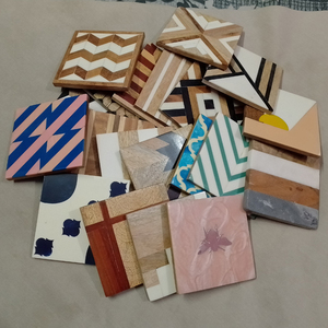 Exportador mayorista indio ofrece nuevo diseño clásico forma cuadrada posavasos de madera conjunto de resina almohadilla Decoración de mesa accesorios venta - Product Image 2