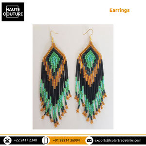 Gran fabricante indio que vende pendientes de cuentas de tubo largo con borlas negras y doradas de calidad incomparable para uso informal y al aire libre - Product Image 4