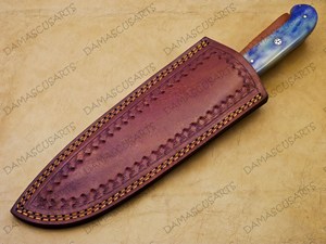Herramienta de corte multiusos para exteriores de acero de Damasco hecha a mano OEM con mango de resina azul y blanca, pasador de mosaico decorativo y protector de acero - Product Image 4