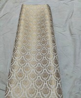 Tissus de soie brocart tissés blancs et dorés sur mesure, idéaux pour les créateurs de robes et les créateurs de mode en impression or pour la revente.