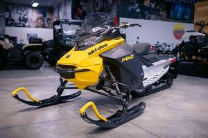Usado 2025 SKI - DOO Summitt Adrenalines Edge-Paquete 850 E -TEC 165 - Product Image 3