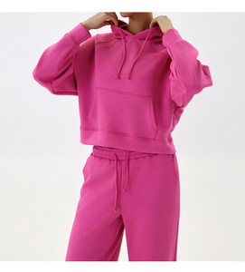 Nuevo y elegante chándal con logotipo personalizado, Tops cortos con hombros caídos, sudaderas con capucha y chándal para correr, conjunto de 2 piezas, chándales para mujer 2026 - Product Image 3