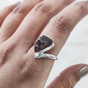 Anillo de Plata de Ley 925 Hecho a Mano con Gema de Granate Natural, Piedra de Nacimiento de Enero, Diseño de Corona en V, para Mujer - Product Image 5