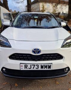 USADO, Yaris Cross Sedán Híbrido Turbo 2024, Automático, Interior Oscuro, Asientos de Cuero, Neumáticos R15, Volante a la Izquierda, Pantalla Táctil - Product Image 1