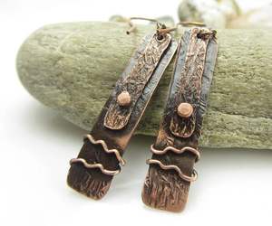 Boucles d'oreilles en cuivre à motif tribal oxydé avec des détails floraux fabriqués à la main par des artisans pour des looks traditionnels élégants - Product Image 2