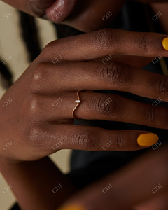 Banda de apilamiento minimalista de oro amarillo de 14K para mujer, banda de boda curvada de diamante Natural con una sola piedra, Baguette - Product Image 3