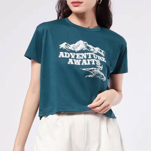 เสื้อยืดครอปท็อปผู้หญิง ผ้าฝ้าย 100% คอกลม แขนสั้น พิมพ์ลายดิจิทัล ลายภูเขา "Adventure Awaits" ทรงปกติ - Product Image 1