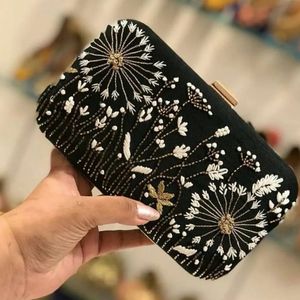 MEJOR CALIDAD ÚNICO Estilo bohemio Bordado Perla Cuadrado Mano Embrague Monederos Forro de diseño elegante al por mayor - Product Image 2